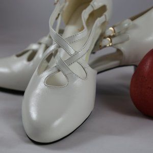 Office pump, 12M, bone with 2 1/2" heel, closed toe, never worn